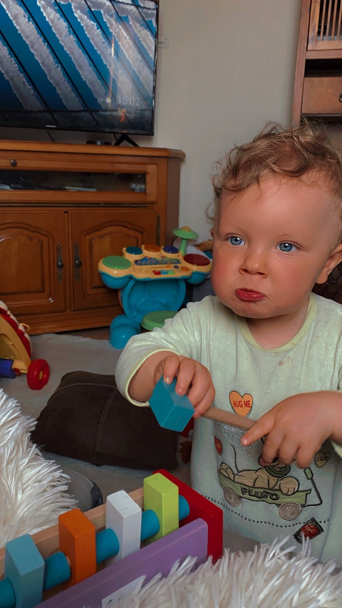 Tyler participe au concours pour gagner de l'argent avec cette photo : baby, baby_playing_with_toys, baby_toddler_clothing, baby_toys, blue, cabinetry, chair, child, event, fun, holiday, living_room, person, picture_frame, play, room, sharing, sitting, toddler, toy