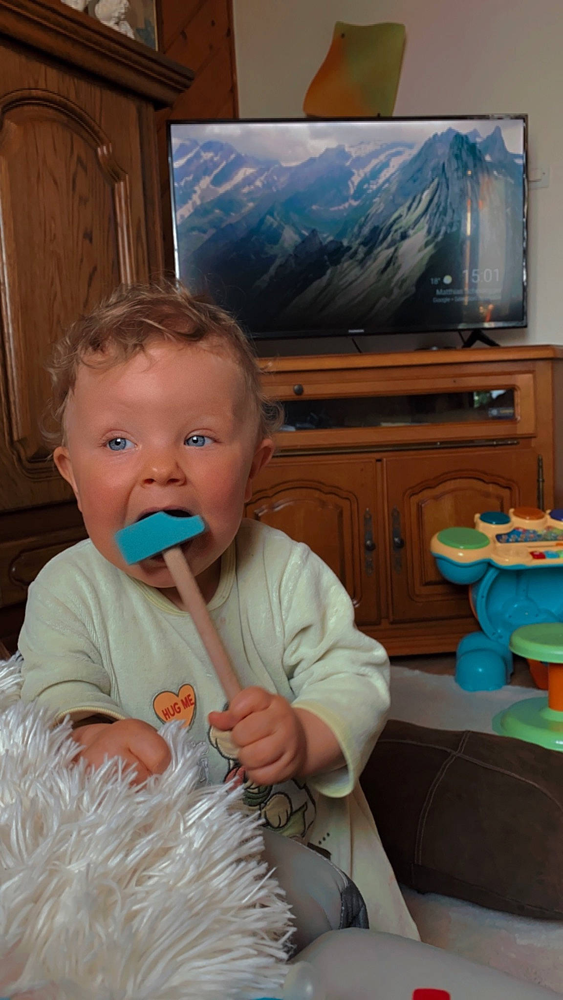 Tyler a rejoint le concours — aidez-le/la à gagner de superbes lots ! baby, baby_toddler_clothing, blue, chair, cheek, child, comfort, eye, fun, hairstyle, happy, iris, person, room, sitting, standing, table, tableware, toddler, vacation