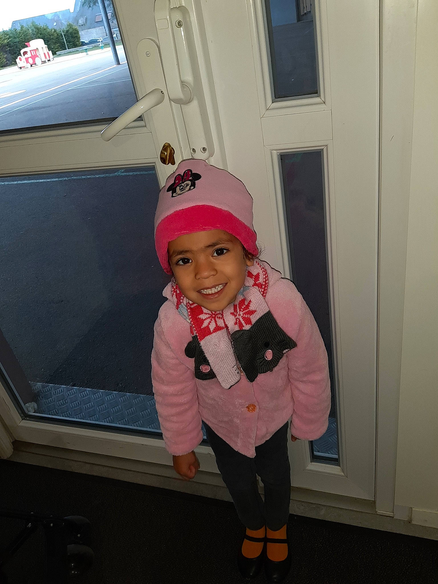 Jhenyfer a rejoint le concours — aidez-le/la à gagner de superbes lots ! beanie, bonnet, cap, child, fun, headgear, joy, person, pink, toddler, vacation