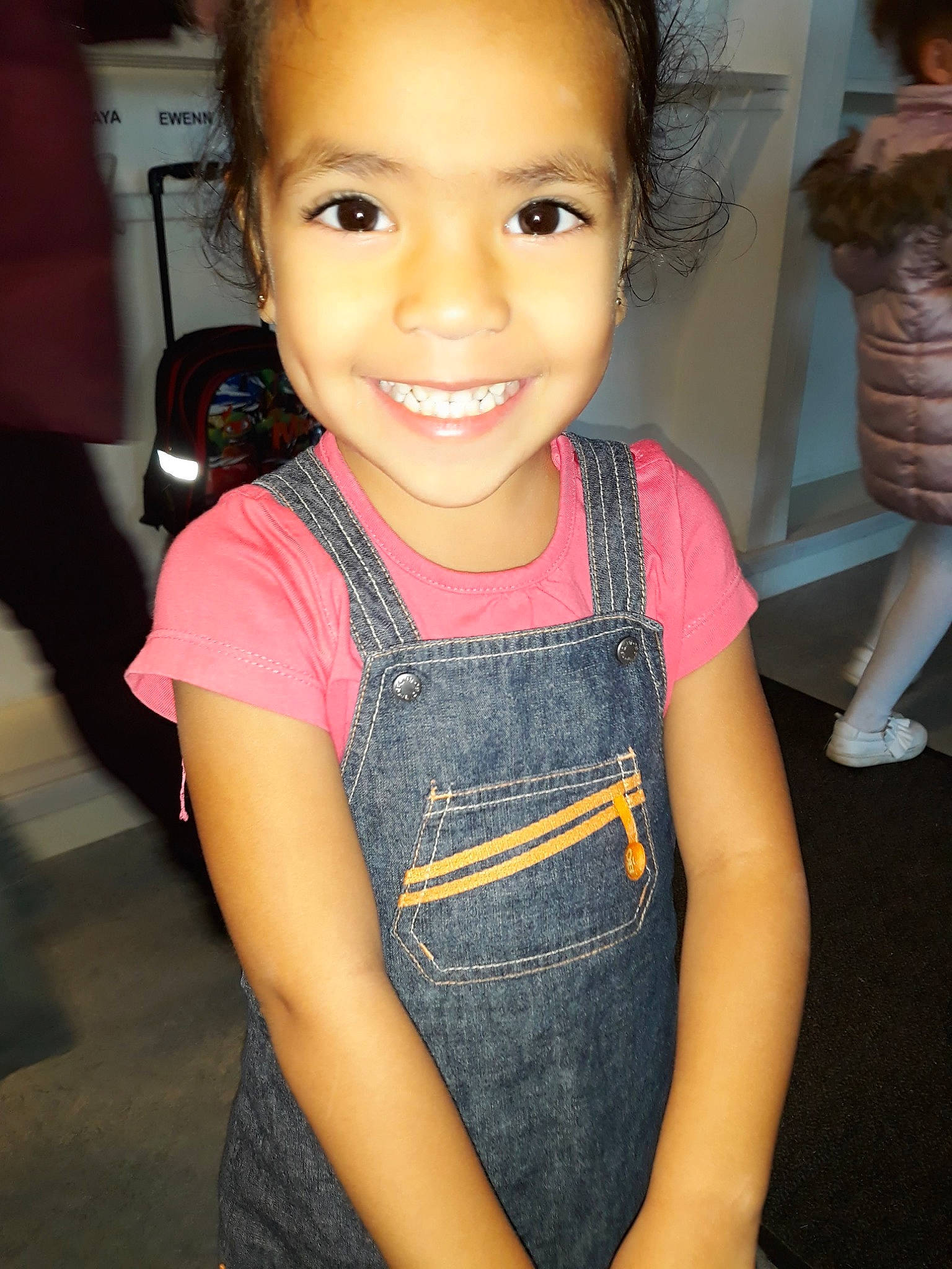 Jhenyfer a rejoint le concours — aidez-le/la à gagner de superbes lots ! abdomen, cheek, child, child_model, face, fun, hair, jeans, joy, person, pink, skin, smile, standing, t_shirt, toddler, trunk