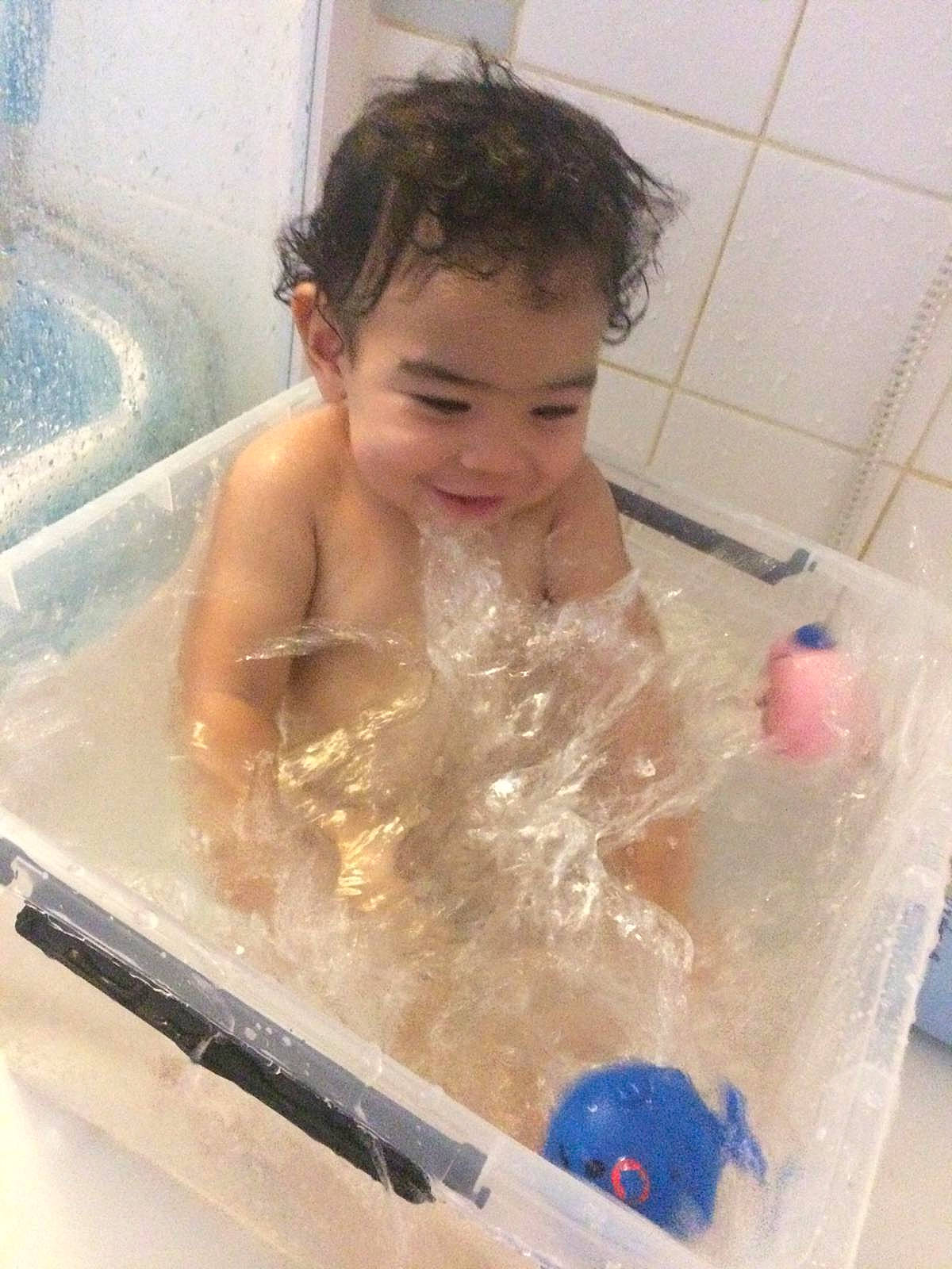 Carlos participe au concours pour gagner de l'argent avec cette photo : baby_bathing, bathing, bathtub, child, fun, leisure, person, plumbing_fixture, toddler, washing