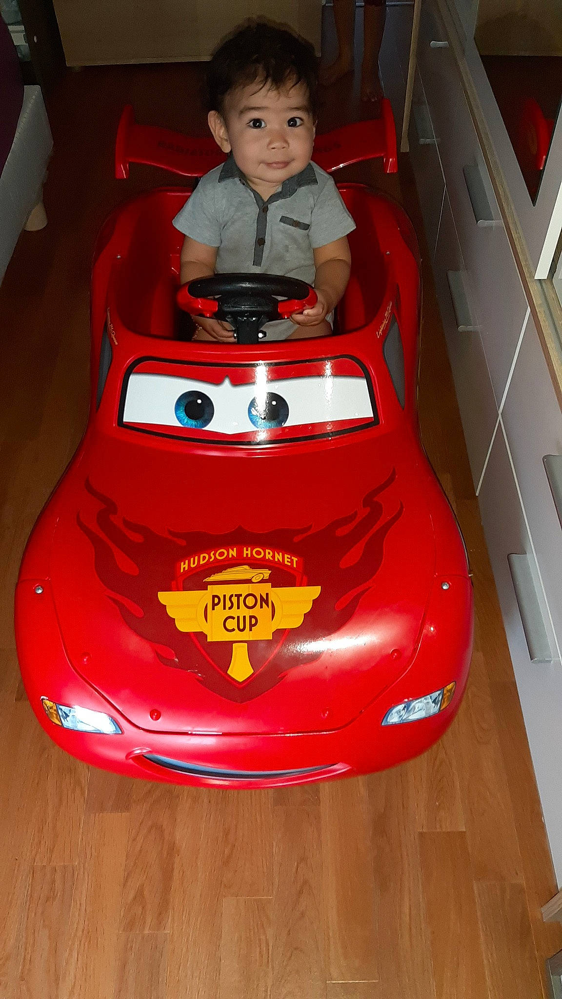 Carlos participe au concours pour gagner de l'argent avec cette photo : automotive_exterior, bumper, car, model_car, person, radio_controlled_toy, toddler, toy, toy_vehicle, vehicle