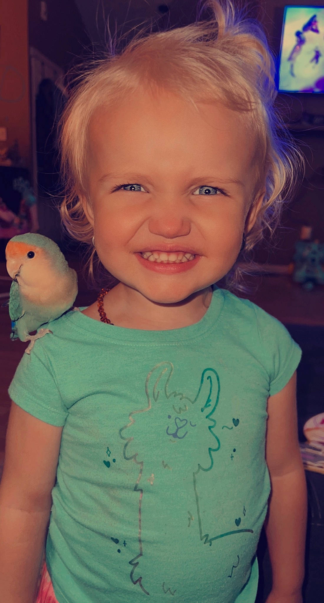 Kynslee is registered to the contest to win money with this photo: arm, bird, cheek, chin, ear, eye, forehead, happy, head, joy, mammal, mouth, neck, nose, organ, person, shoulder, skin, sleeve, smile