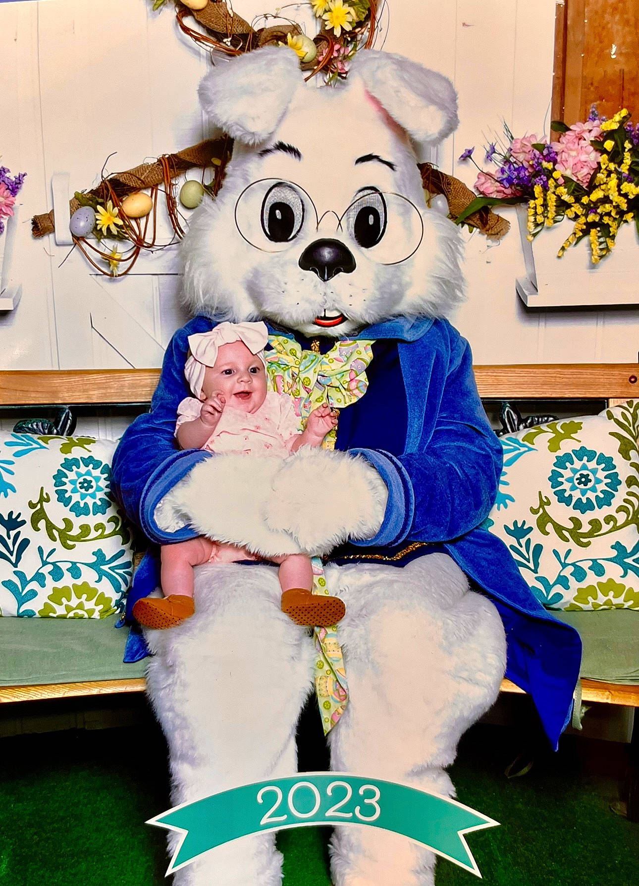 Esmé is registered to the contest to win money with this photo: blue, costume, easter_bunny, event, fun, fur, happy, hat, headwear, houseplant, mascot, person, plant, plush, recreation, room, snapshot, stuffed_toy, teddy_bear, textile
