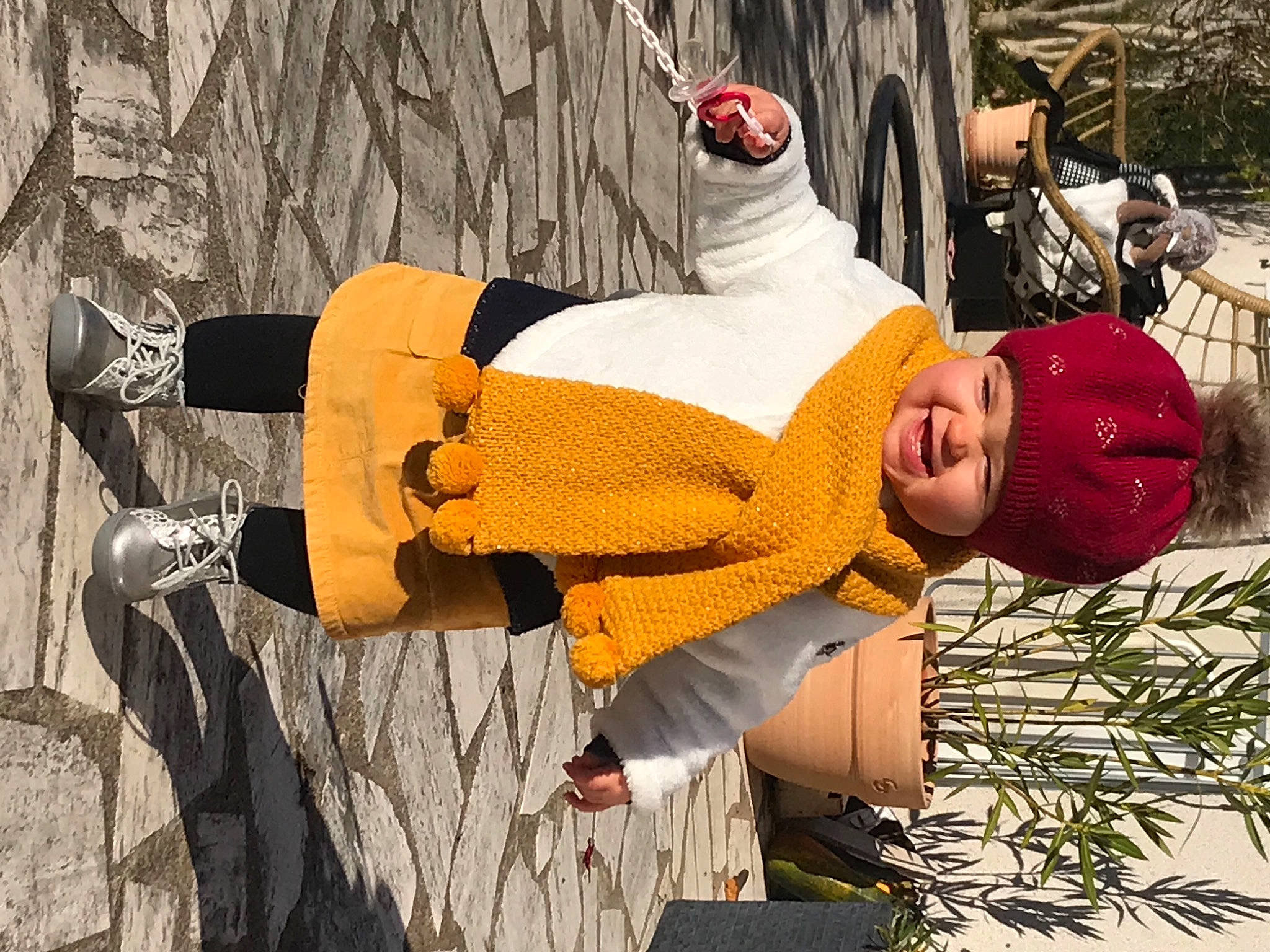 April a rejoint le concours — aidez-le/la à gagner de superbes lots ! costume, fun, grass, happy, hat, headwear, human_leg, leisure, people_in_nature, person, plant, smile, spring, sun_hat, sunglasses, thigh, tree, winter