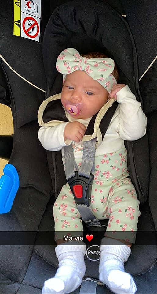 Maïween participe au concours pour gagner de l'argent avec cette photo : baby, baby_carriage, baby_in_car_seat, baby_products, baby_safety, baby_toddler_clothing, baseball_cap, cap, cheek, child, comfort, cool, finger, fun, headwear, organ, person, personal_protective_equipment, pink, sleeve