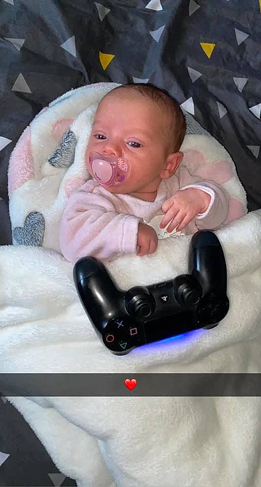 Maïween a rejoint le concours — aidez-le/la à gagner de superbes lots ! baby, baby_products, baby_toddler_clothing, cheek, child, comfort, eye, face, facial_expression, finger, flash_photography, fun, head, human_body, iris, mouth, person, room, sitting, skin