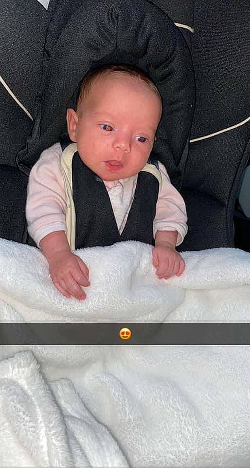 Maïween a rejoint le concours — aidez-le/la à gagner de superbes lots ! arm, baby, baby_toddler_clothing, cheek, collar, comfort, dress, eye, eyebrow, finger, gesture, head, human_body, neck, outerwear, person, shirt, skin, sleeve, t_shirt