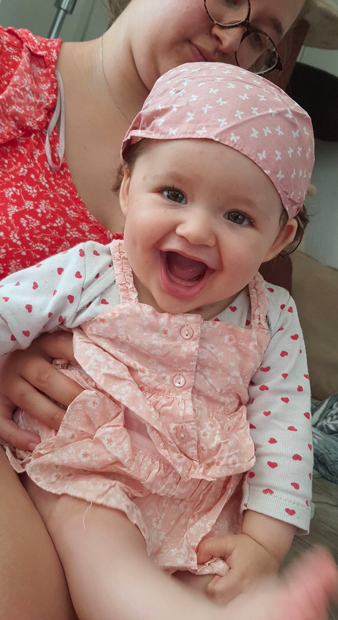 Kellya a rejoint le concours — aidez-le/la à gagner de superbes lots ! baby, baby_toddler_clothing, cap, cheek, chin, eye, happy, head, headgear, headwear, iris, lip, mouth, person, pink, red, skin, sleeve, smile, textile