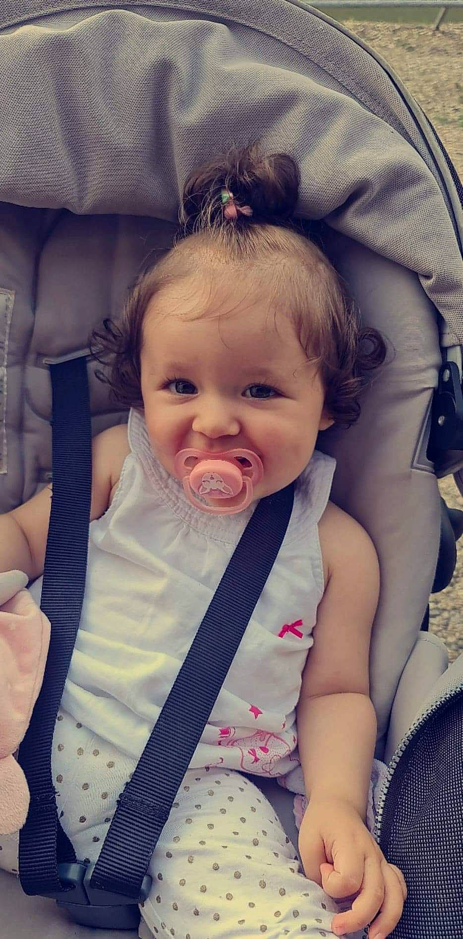 Kellya participe au concours pour gagner de l'argent avec cette photo : baby, baby_toddler_clothing, cheek, comfort, ear, eyebrow, eyelash, face, facial_expression, finger, hairstyle, happy, human, iris, lip, mouth, nose, person, product, skin