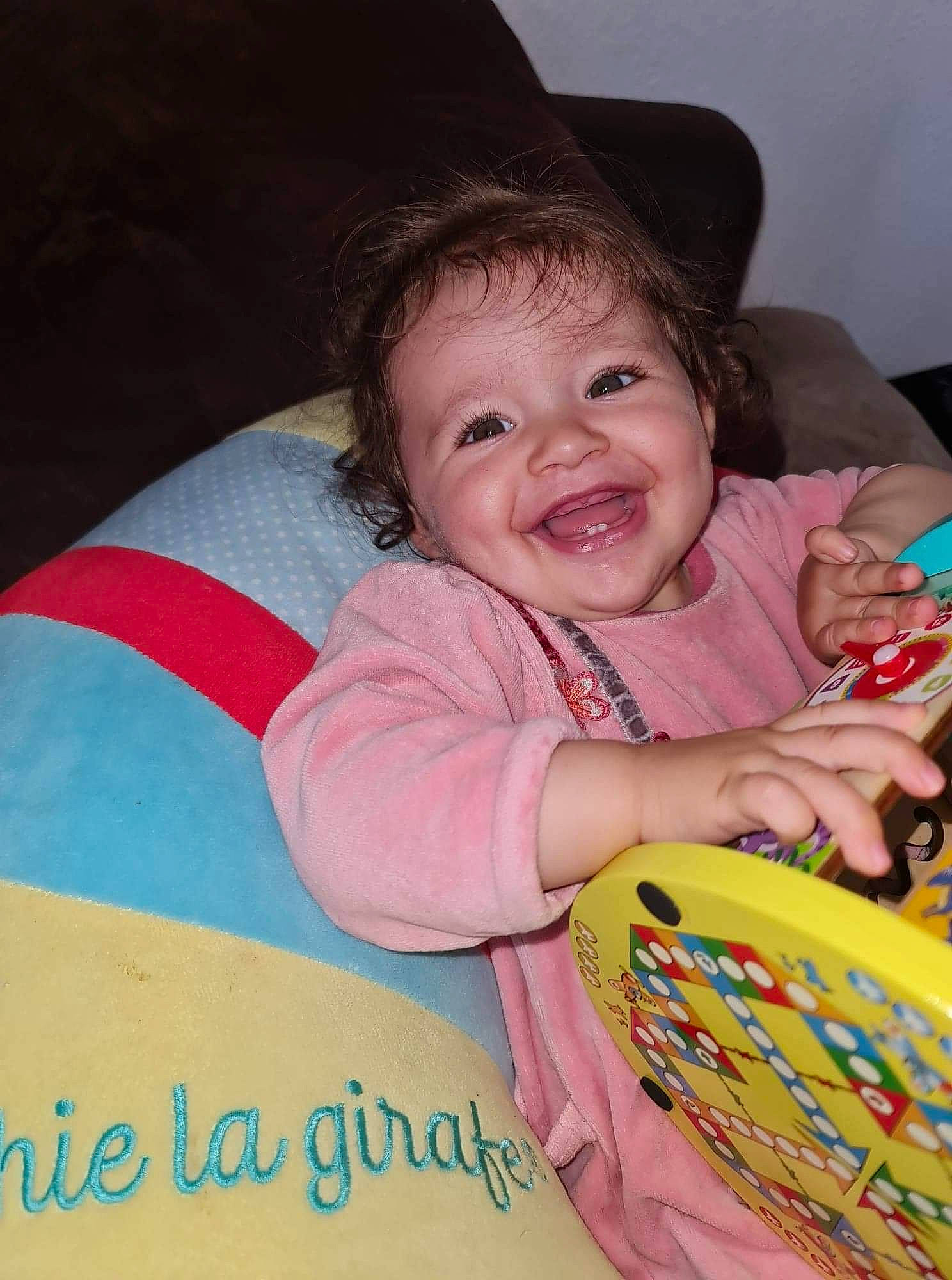 Kellya a rejoint le concours — aidez-le/la à gagner de superbes lots ! baby, baby_toddler_clothing, cheek, child, comfort, couch, face, finger, fun, happy, infant_bed, iris, joy, linens, nose, person, pink, sitting, skin, sleeve