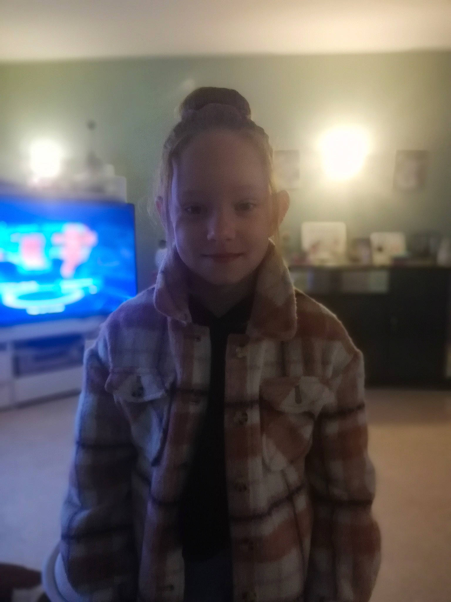 Shelsea participe au concours pour gagner de l'argent avec cette photo : darkness, display_device, electric_blue, electronic_device, facial_hair, fun, fur, gadget, jaw, joy, neck, night, pattern, person, plaid, room, sitting, sleeve, tartan, television