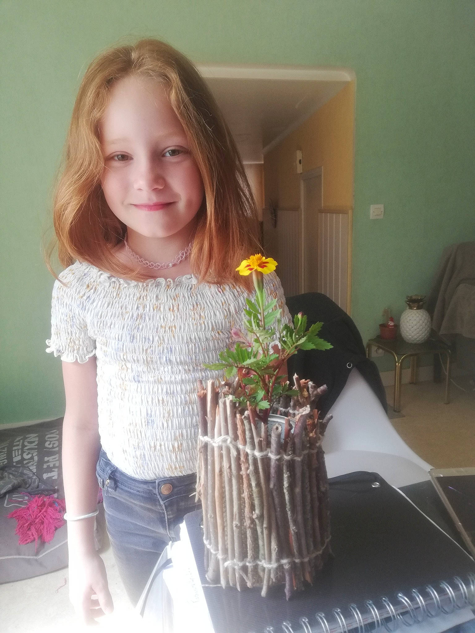 Shelsea participe au concours pour gagner de l'argent avec cette photo : artificial_flower, blond, bouquet, cooking, cut_flowers, floral_design, flower, flower_arranging, hair, happy, joy, person, plant, room, sitting, sleeve, smile, t_shirt, table, thigh