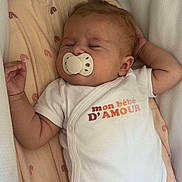 Lou a rejoint le concours — aidez-le/la à gagner de superbes lots ! baby, baby_girl, bassinet, blanket, child, cozy, cute, indoors, infant, newborn, onesie, pacifier, patterned_blanket, peaceful, portrait, relaxation, rest, sleeping, soft, white_clothing