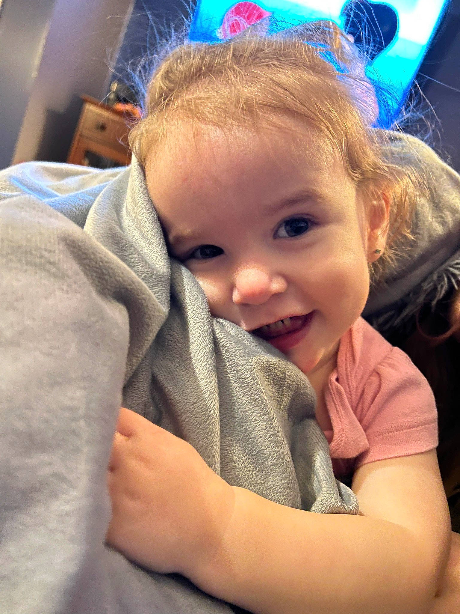 Emberly is registered to the contest to win money with this photo: arm, cheek, comfort, eye, eyebrow, facial_expression, finger, gesture, hairstyle, happy, head, human_body, iris, mouth, nose, organ, person, skin, smile, thumb