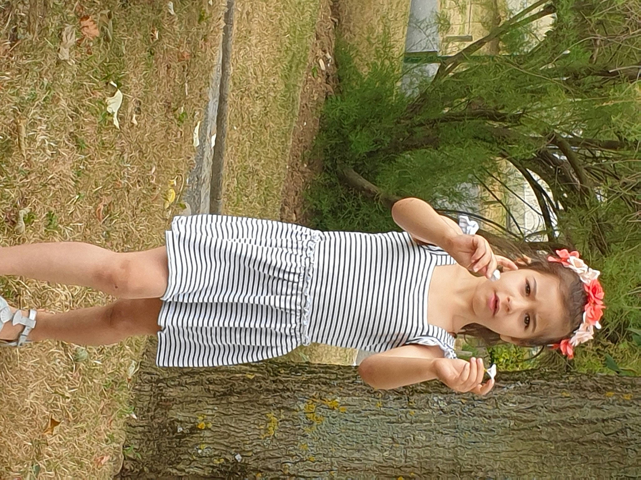 Diyanna a rejoint le concours — aidez-le/la à gagner de superbes lots ! child, fun, grass, leg, person, photography, plant, tree