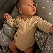 Keywen a rejoint le concours — aidez-le/la à gagner de superbes lots ! baby, infant, onesie, cushion, gray, pattern, soft_lighting, skin, face, hand, foot, person, indoor, clothing, cute, child, newborn, lying_down, curious, cozy