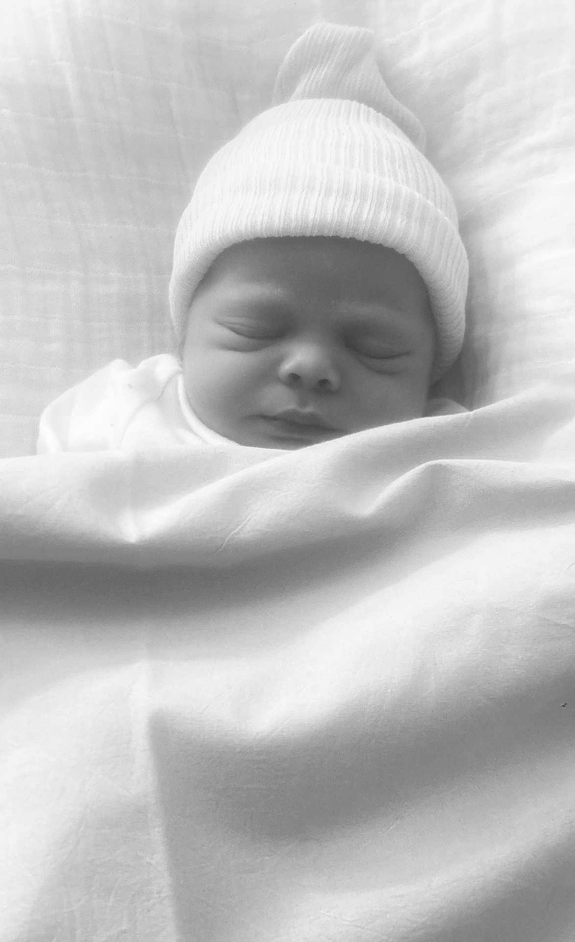 Elena participe au concours pour gagner de l'argent avec cette photo : newborn, baby, sleeping, blanket, hat, infant, cozy, soft, black_and_white, close_up, peaceful, face, wrapped, cute, child, bed, resting, portrait, indoors, quiet