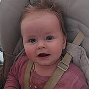 Hortense a rejoint le concours — aidez-le/la à gagner de superbes lots ! baby, child, car_seat, plush_toy, pink_clothing, blue_eyes, straps, indoor, cute, portrait, infant, seatbelt, happy, young_child, smiling, toy, soft_toy, casual, expression, baby_face