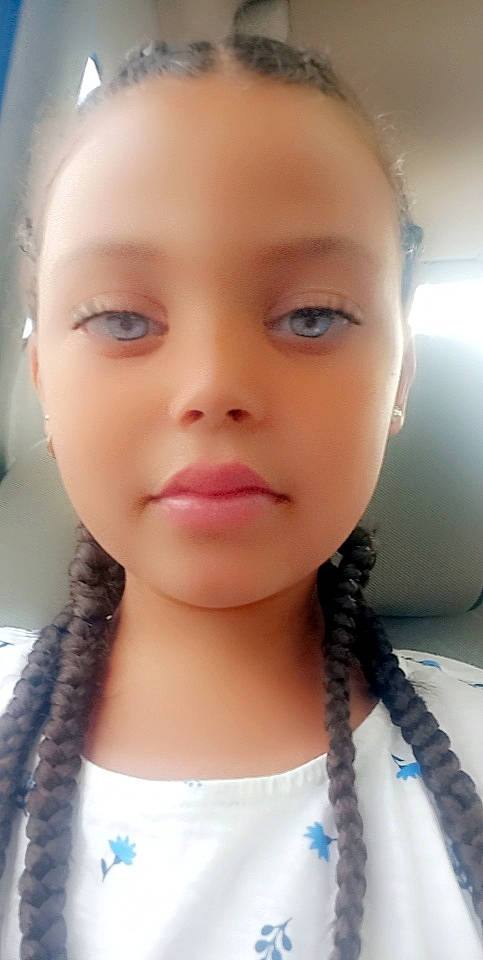 Dounia participe au concours pour gagner de l'argent avec cette photo : beauty, black_hair, brown_hair, cheek, chin, close_up, ear, eyebrow, eyelash, forehead, happy, iris, jaw, lip, long_hair, mouth, no_expression, nose, person, skin