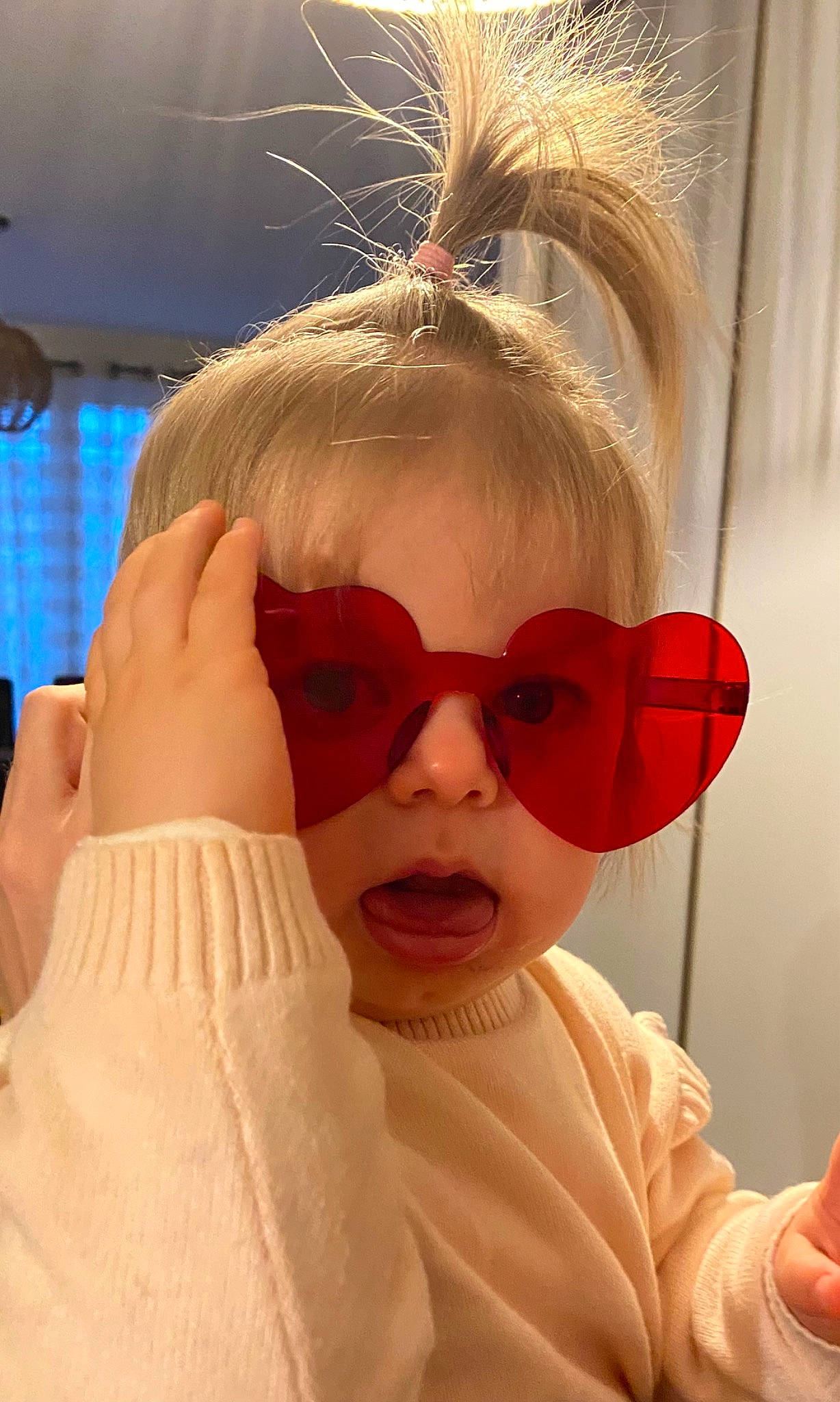 Eva a rejoint le concours — aidez-le/la à gagner de superbes lots ! arm, cheek, ear, eye, eyebrow, eyelash, eyewear, forehead, glasses, goggles, jaw, lip, mouth, neck, nose, person, shoulder, skin, sleeve, sunglasses