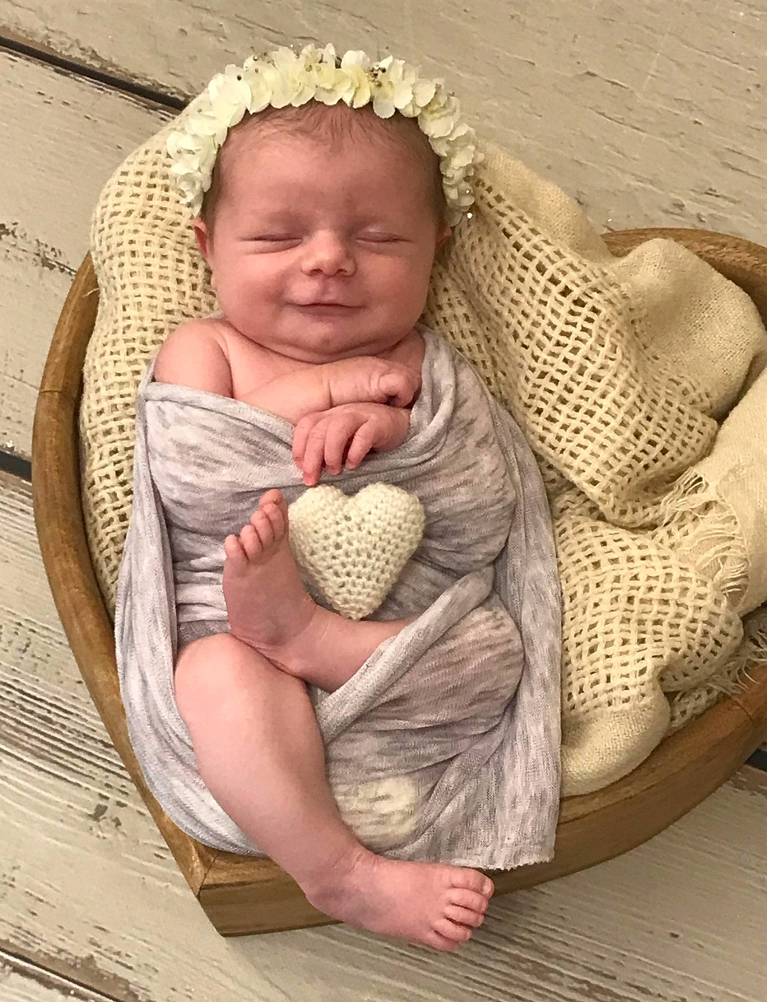 Eva a rejoint le concours — aidez-le/la à gagner de superbes lots ! arm, baby, baby_products, basket, child, comfort, crochet, elbow, grass, hand, infant_bed, linens, nail, pattern, person, sitting, storage_basket, thumb, wicker, wood