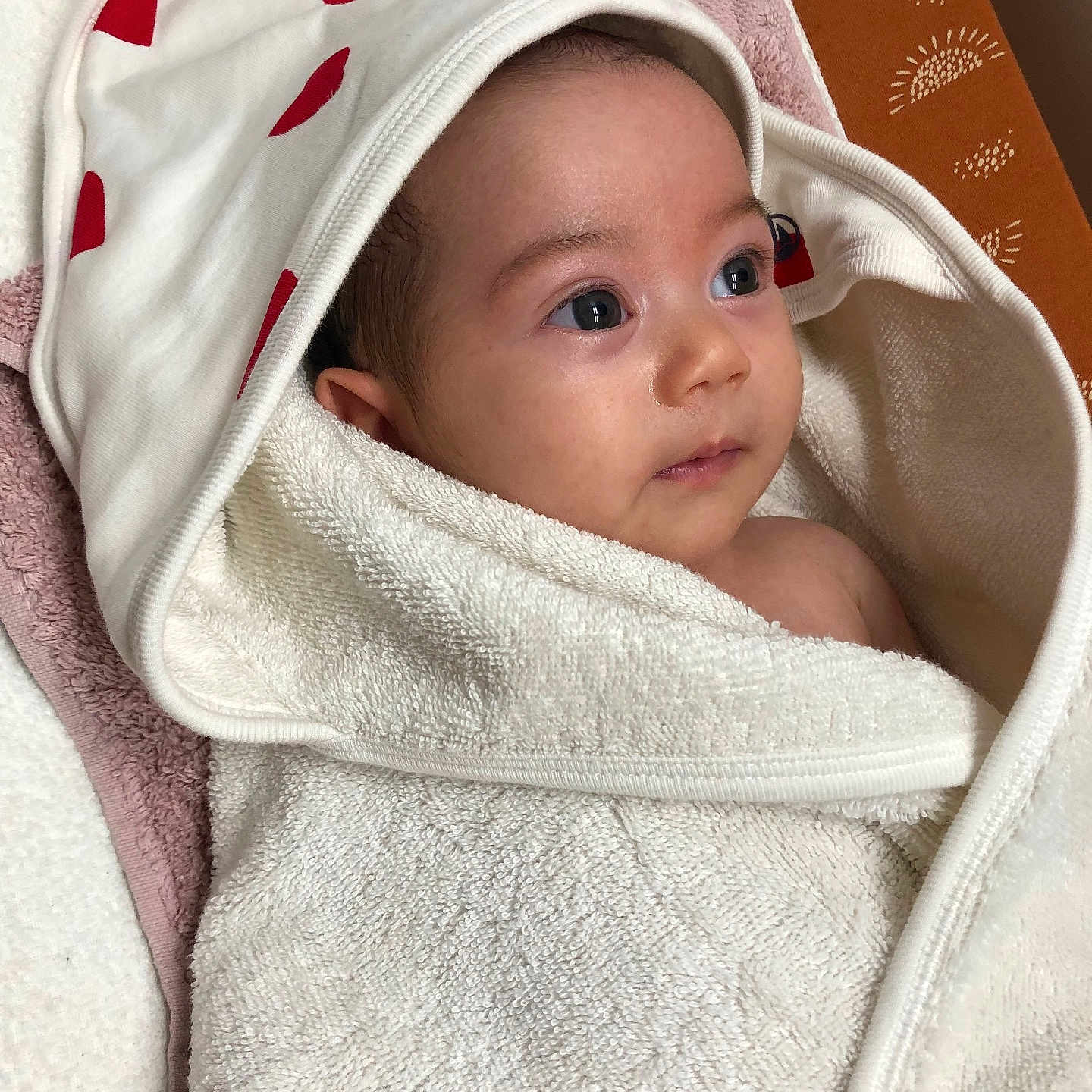 Coraly participe au concours pour gagner de l'argent avec cette photo : baby, blanket, child, curious, cute, eyes, face, hood, indoors, infant, newborn, portrait, red, skin, soft, texture, towel, white, wrapped, young