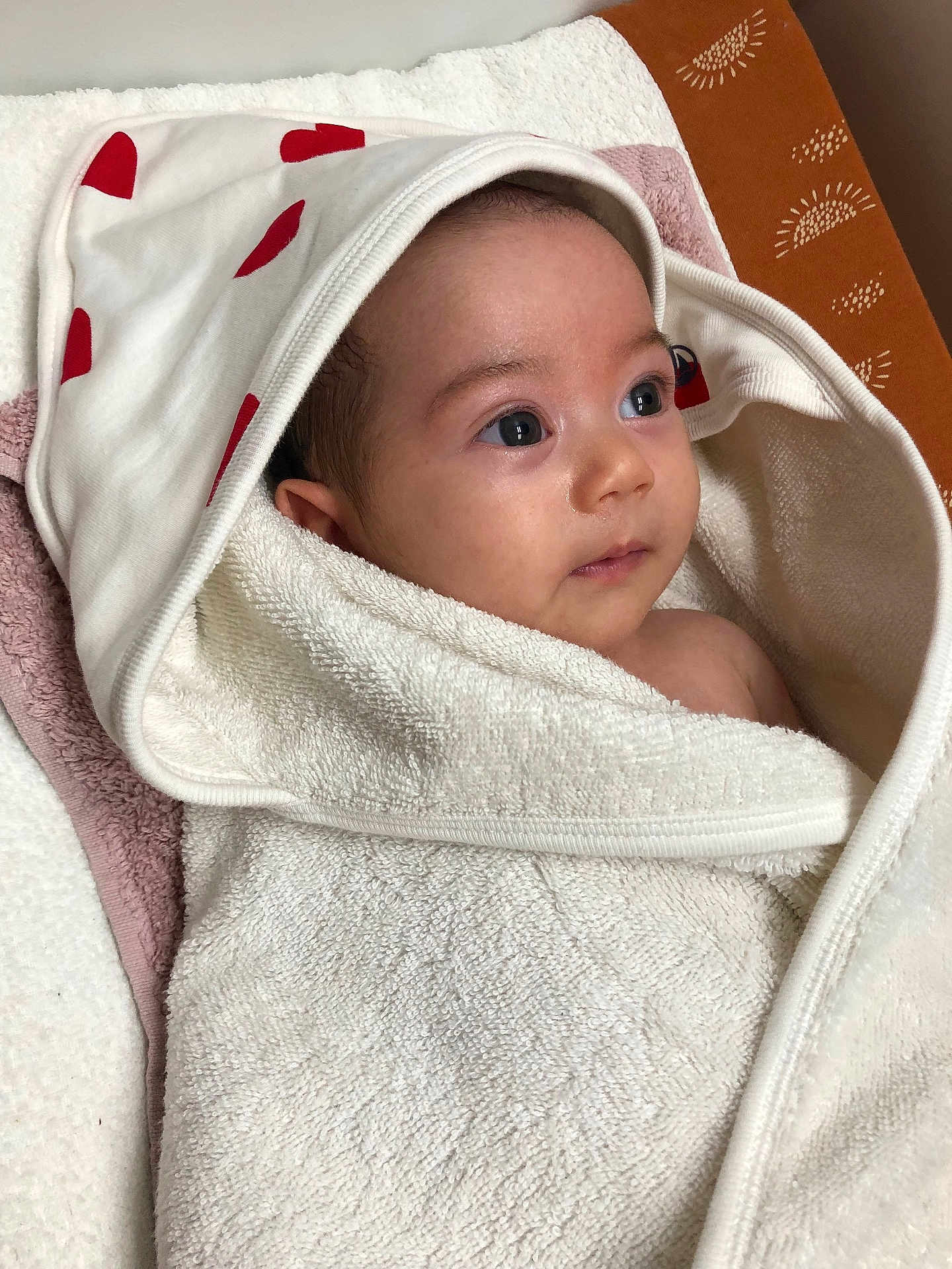 Coraly participe au concours pour gagner de l'argent avec cette photo : baby, blanket, child, curious, cute, eyes, face, hood, indoors, infant, newborn, portrait, red, skin, soft, texture, towel, white, wrapped, young