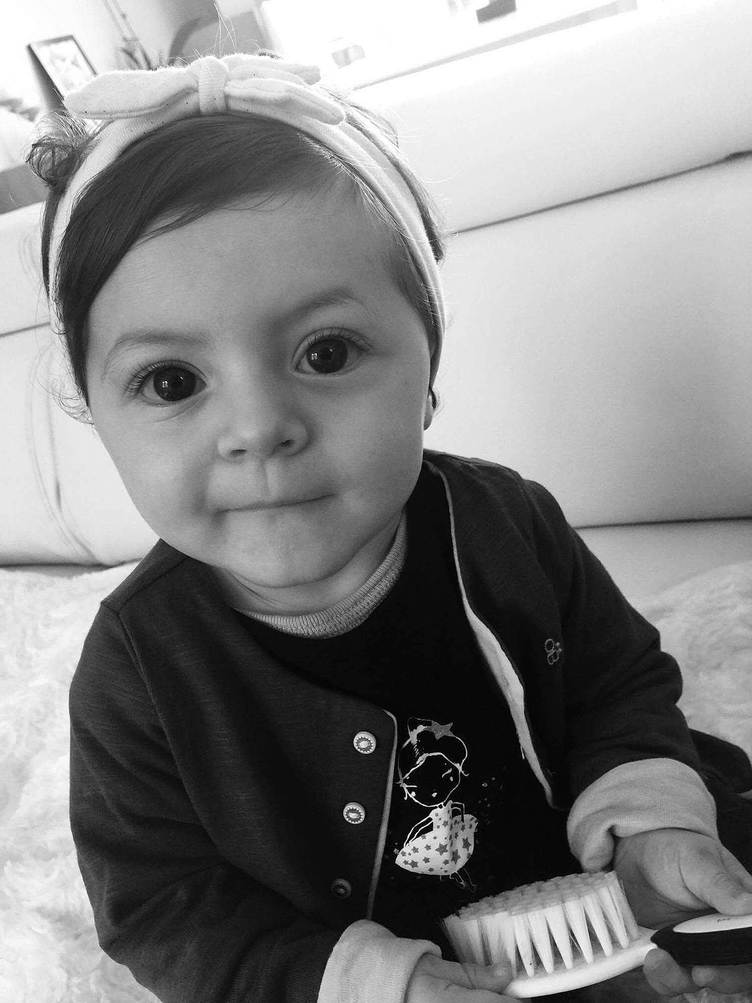 Clara participe au concours pour gagner de l'argent avec cette photo : black, black_and_white, cheek, child, cool, eye, face, girl, head, headgear, infant, monochrome, monochrome_photography, organ, person, skin, smile, snapshot, toddler, white