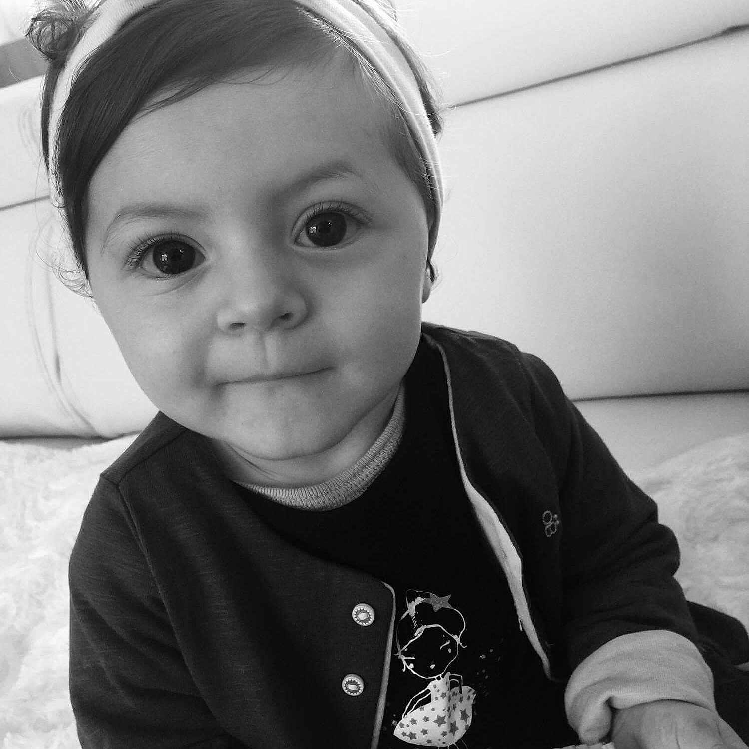 Clara participe au concours pour gagner de l'argent avec cette photo : black, black_and_white, cheek, child, cool, eye, face, girl, head, headgear, infant, monochrome, monochrome_photography, organ, person, skin, smile, snapshot, toddler, white