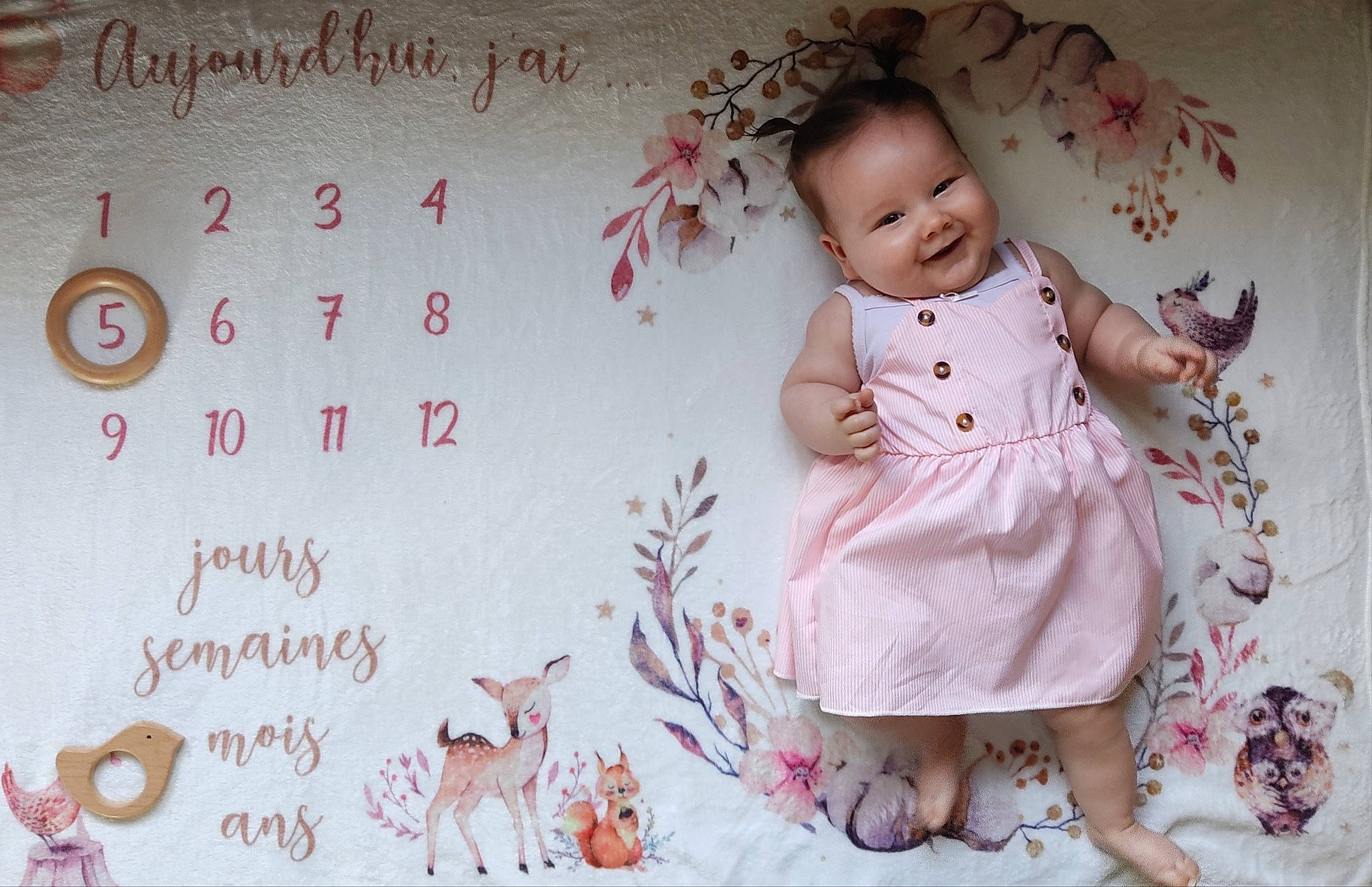 Marie a rejoint le concours — aidez-le/la à gagner de superbes lots ! art, baby, baby_toddler_clothing, child, design, dress, font, happy, joy, linens, pattern, peach, person, pink, portrait_photography, room, sitting, skin, sleeve, smile