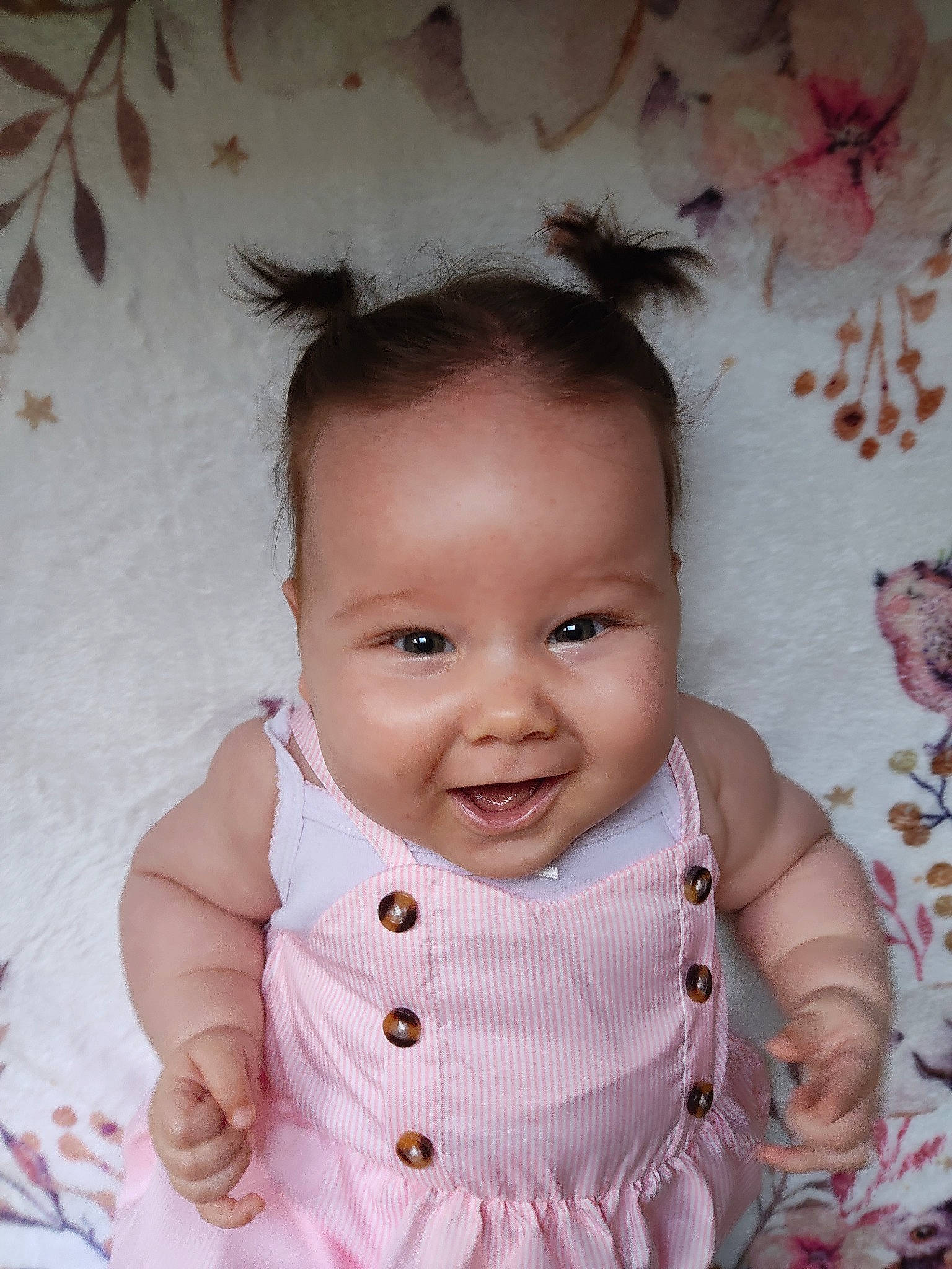 Marie participe au concours pour gagner de l'argent avec cette photo : baby, baby_toddler_clothing, cheek, child, eye, eyebrow, eyelash, facial_expression, flash_photography, happy, iris, joy, lip, nose, pattern, person, pink, skin, sleeve, smile