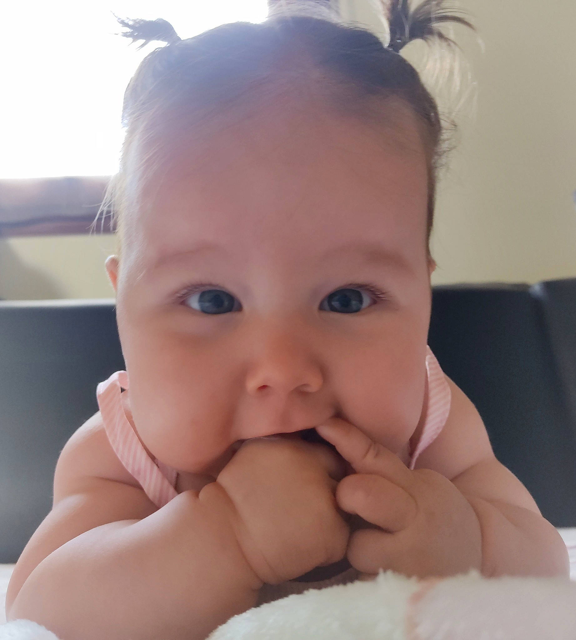 Marie a rejoint le concours — aidez-le/la à gagner de superbes lots ! arm, baby, cheek, chin, comfort, ear, eye, eyebrow, eyelash, facial_expression, finger, gesture, hair, hand, happy, iris, lip, mouth, nose, person