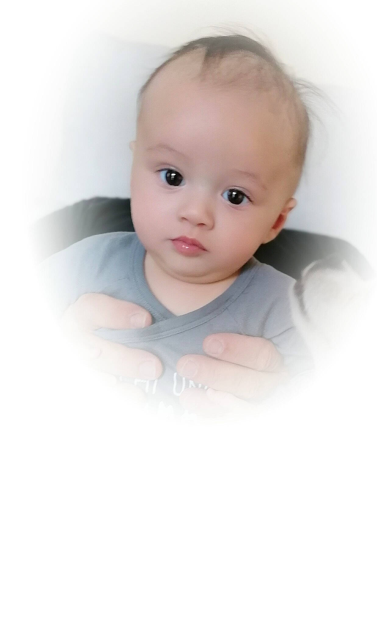 Matthieu participe au concours pour gagner de l'argent avec cette photo : arm, baby, baby_toddler_clothing, cheek, chest, child, comfort, eyelash, flash_photography, grey, happy, iris, linens, lip, neck, nose, person, sitting, sleeve, stomach