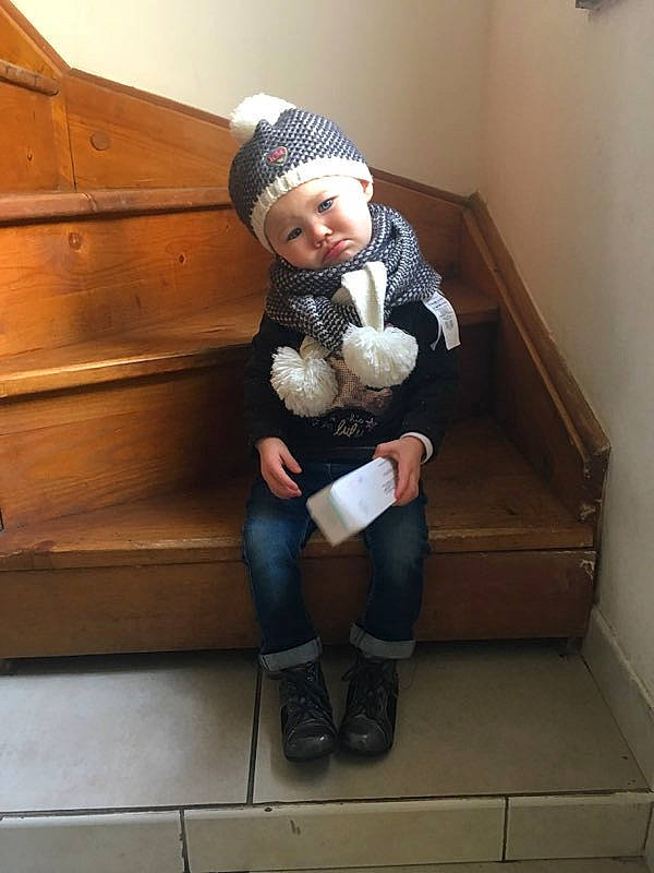 Clarisse participe au concours pour gagner de l'argent avec cette photo : child, headgear, leg, person, toddler