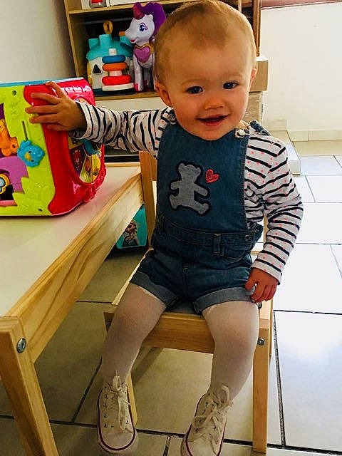 Clarisse participe au concours pour gagner de l'argent avec cette photo : baby, baby_toddler_clothing, cheek, child, footwear, furniture, human_leg, joy, knee, leg, person, play, room, shoe, shorts, sitting, sleeve, standing, t_shirt, toddler