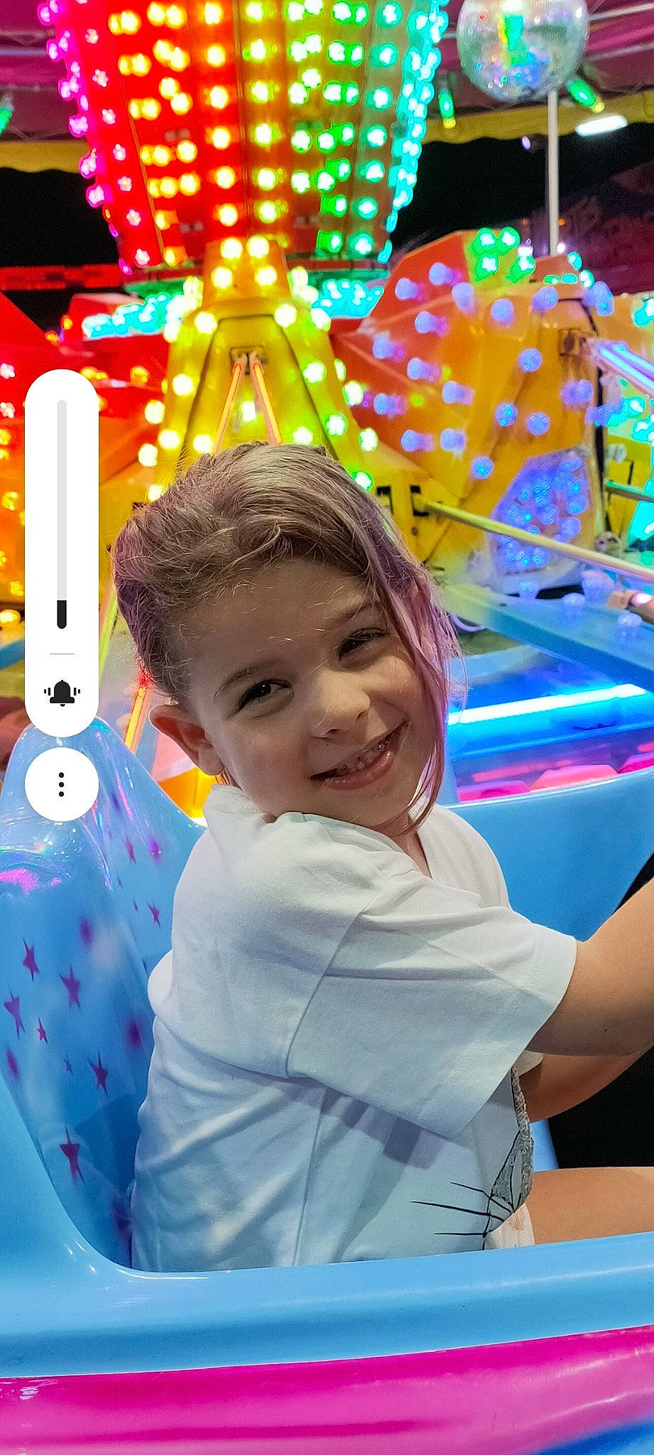 Joy a rejoint le concours — aidez-le/la à gagner de superbes lots ! art, child, event, fun, happy, indoor_games_and_sports, joy, leisure, party, party_supply, pattern, person, play, recreation, room, smile, space, t_shirt, toddler, vacation