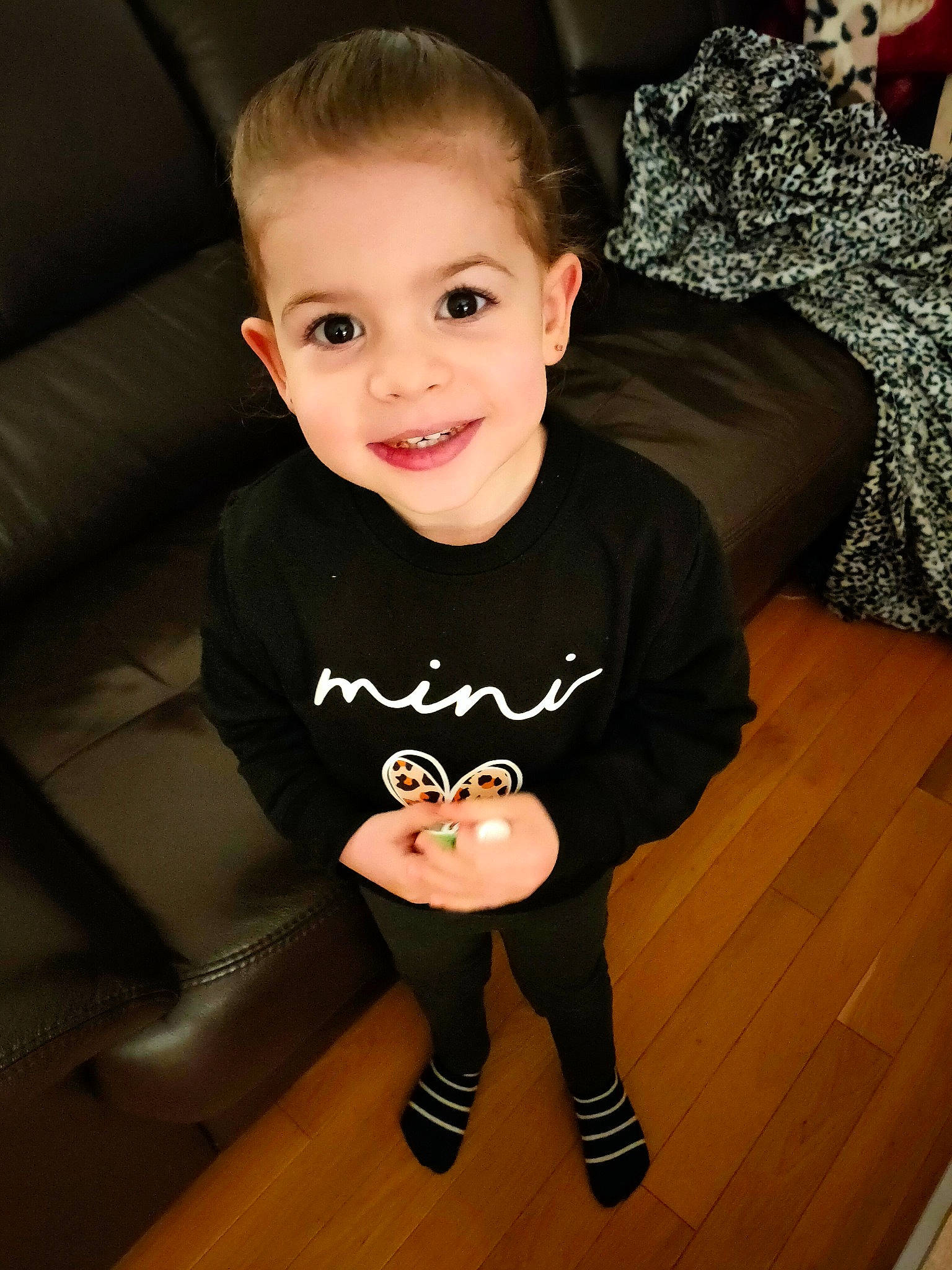 Joy participe au concours pour gagner de l'argent avec cette photo : baby, baby_toddler_clothing, cheek, eye, flash_photography, floor, flooring, hair, happy, head, joint, joy, knee, leg, person, skin, sleeve, smile, standing, t_shirt