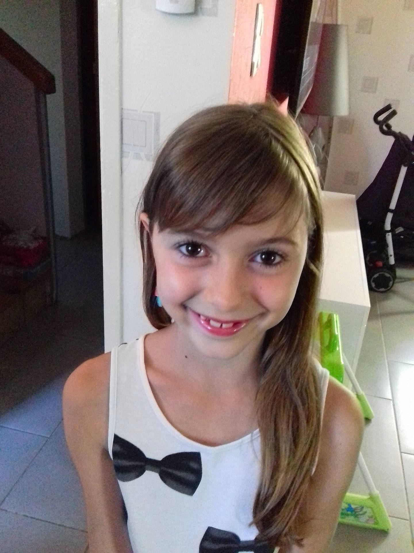 Emma a rejoint le concours — aidez-le/la à gagner de superbes lots ! bangs, blond, brown_hair, chin, ear, eyebrow, face, forehead, girl, hair, hair_coloring, hairstyle, head, human_hair_color, jaw, joy, long_hair, person, product, shoulder