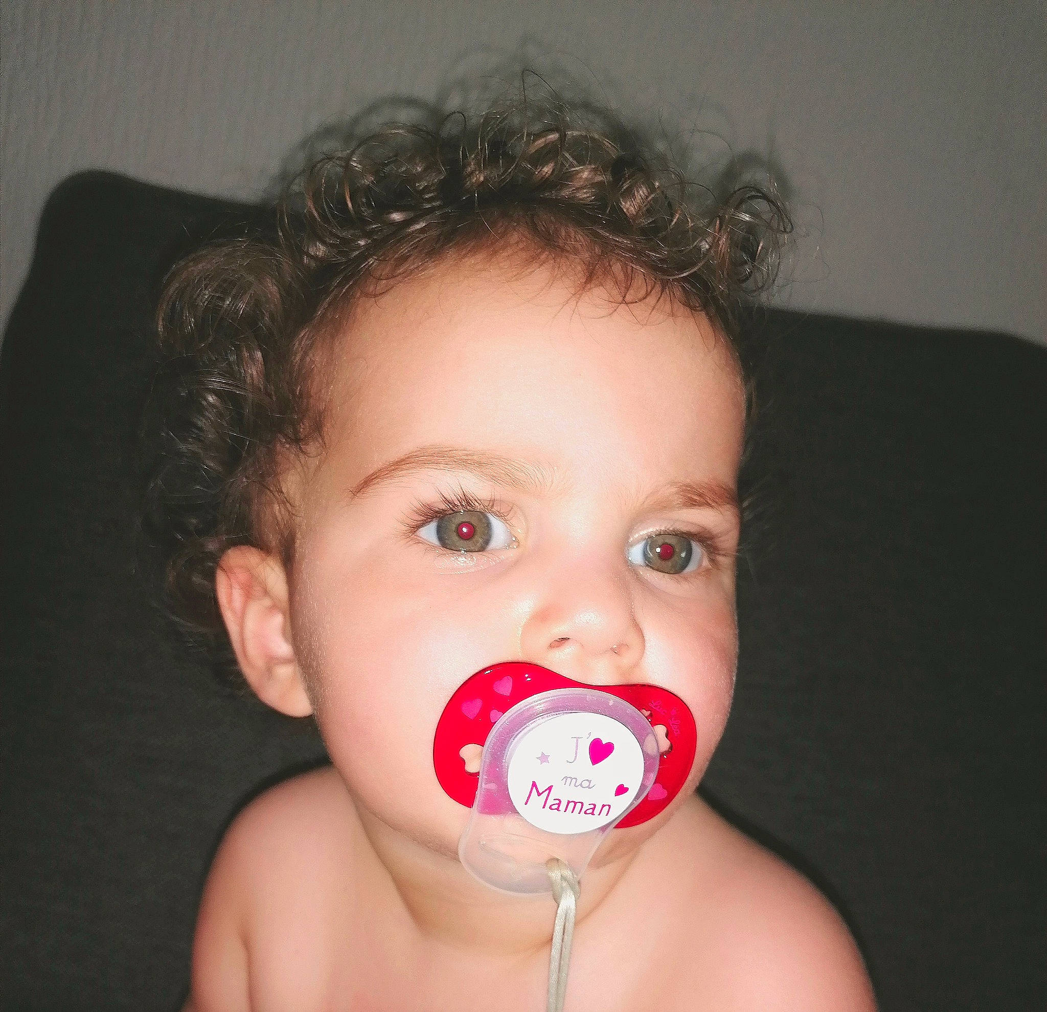 Lou participe au concours pour gagner de l'argent avec cette photo : audio_equipment, baby, baby_toddler_clothing, cheek, chest, ear, eyelash, flash_photography, hair, happy, human_body, jaw, lip, mouth, nail, neck, nose, person, skin, thumb