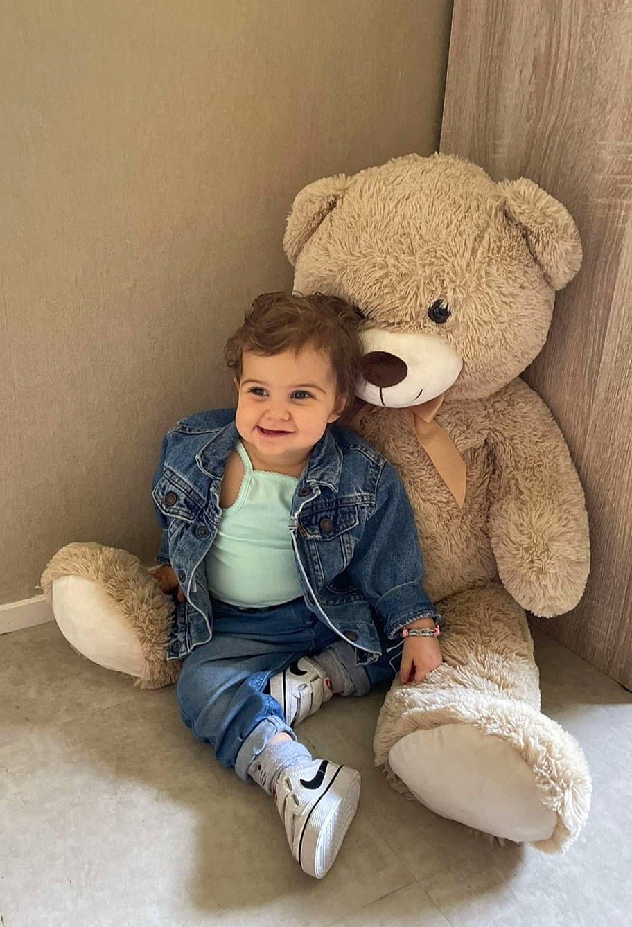 Lou participe au concours pour gagner de l'argent avec cette photo : baby_toddler_clothing, child, comfort, couch, flooring, fur, happy, head, headgear, joy, leg, nose, person, plush, shoe, sitting, skin, smile, stuffed_toy, teddy_bear