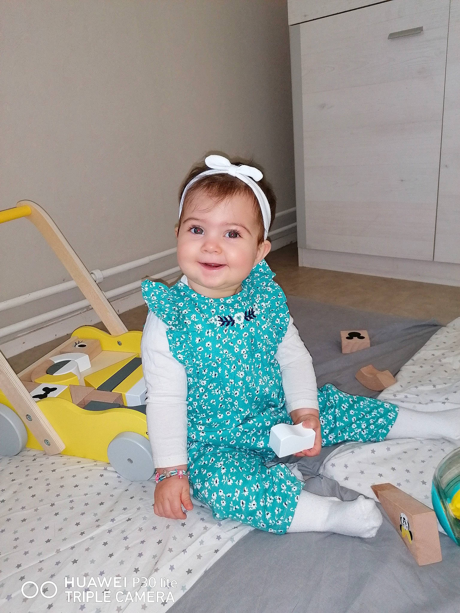 Lou participe au concours pour gagner de l'argent avec cette photo : baby, baby_toddler_clothing, cabinetry, child, door, floor, flooring, fun, joy, leisure, pajamas, pattern, person, play, room, sitting, sleeve, smile, sock, t_shirt