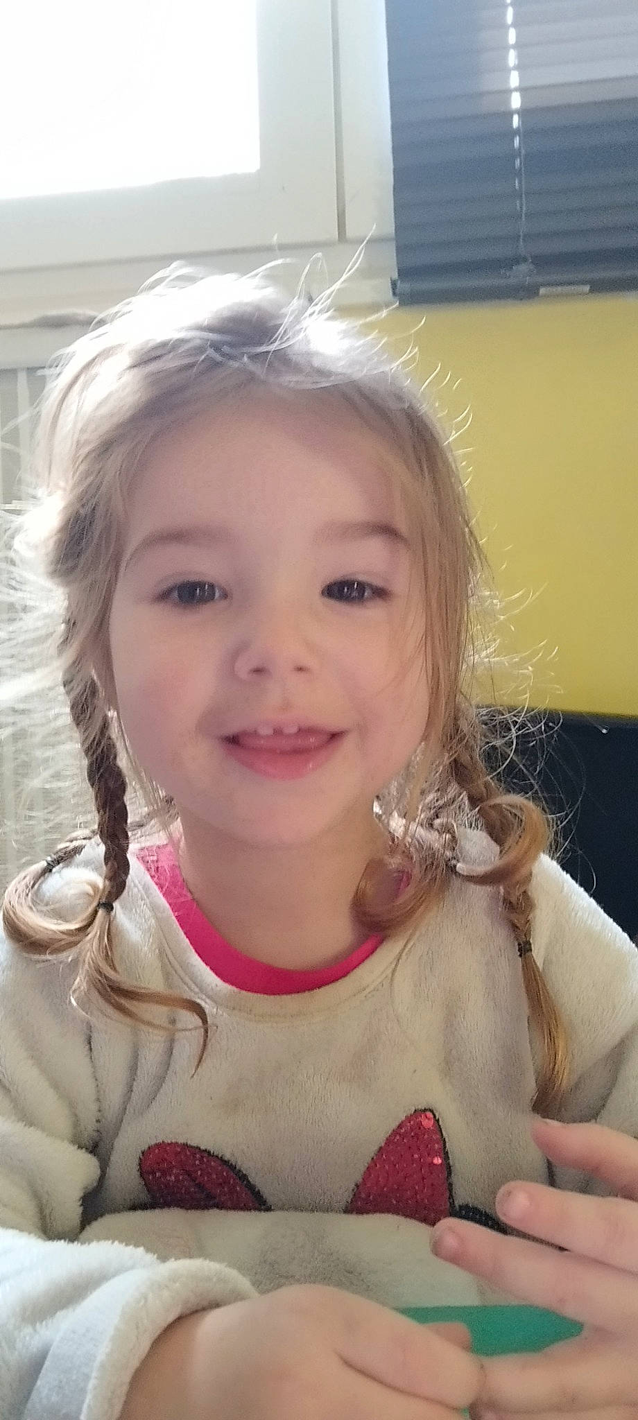 Héléna a rejoint le concours — aidez-le/la à gagner de superbes lots ! cheek, chin, ear, eyebrow, eyelash, face, gesture, hair, happy, head, iris, joy, lip, mouth, neck, nose, person, skin, sleeve, smile