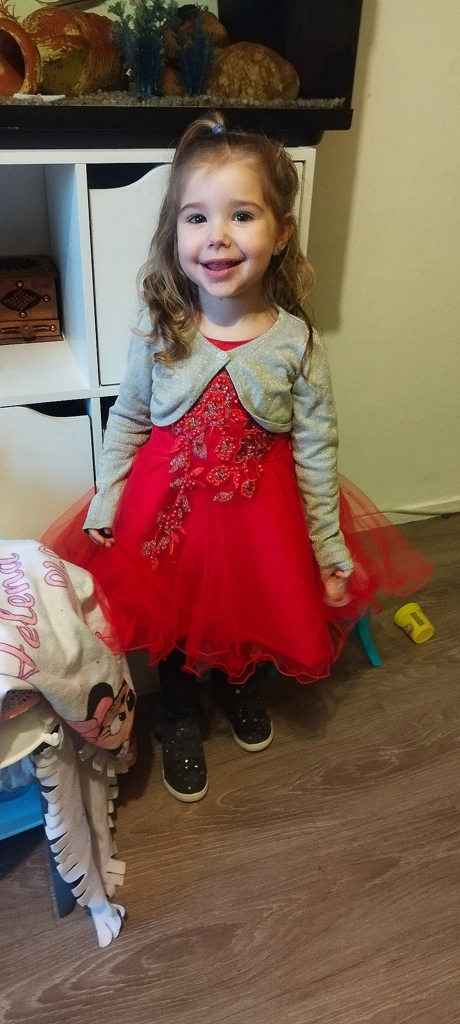 Héléna a rejoint le concours — aidez-le/la à gagner de superbes lots ! baby_toddler_clothing, dress, face, fashion_design, flash_photography, flooring, footwear, hair, happy, human_body, joy, magenta, pattern, person, pink, shoe, skin, sleeve, smile, toddler