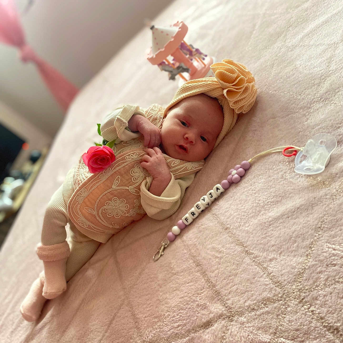 Freyja participe au concours pour gagner de l'argent avec cette photo : baby, bed, bedroom, blanket, clothing, cushion, face, flower, furniture, hat, head, homedecor, indoors, newborn, person, photography, plant, portrait, room, rose