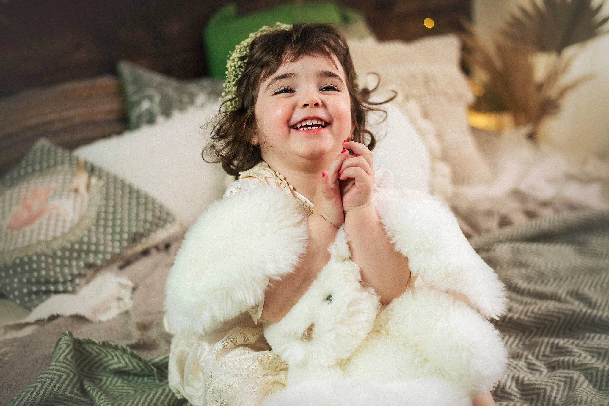Carina participe au concours pour gagner de l'argent avec cette photo : bridal_clothing, comfort, companion_dog, event, eye, fashion_accessory, flash_photography, fur, fur_clothing, hair, happy, head, headpiece, jewellery, joy, linens, person, sitting, smile, toddler