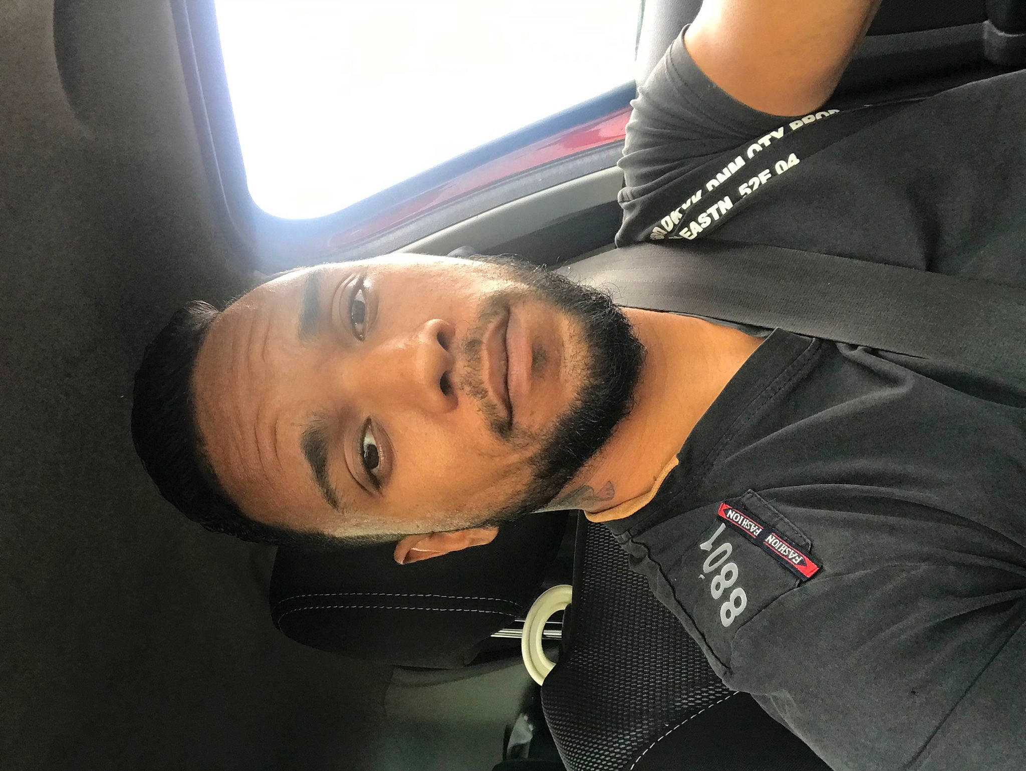 Emy a rejoint le concours — aidez-le/la à gagner de superbes lots ! auto_part, automotive_design, elbow, eye, eyewear, person, room, sleeve, t_shirt, tree, window, wrist