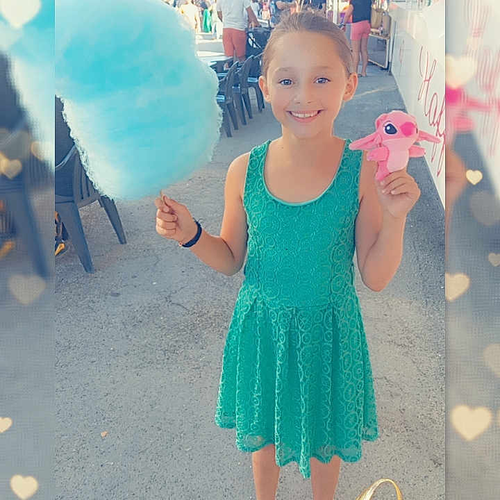 Inayah a rejoint le concours — aidez-le/la à gagner de superbes lots ! balloon, bodypart, child, city, clothing, dress, face, female, finger, food, footwear, girl, hand, head, person, photography, portrait, sandal, shoe, sweets