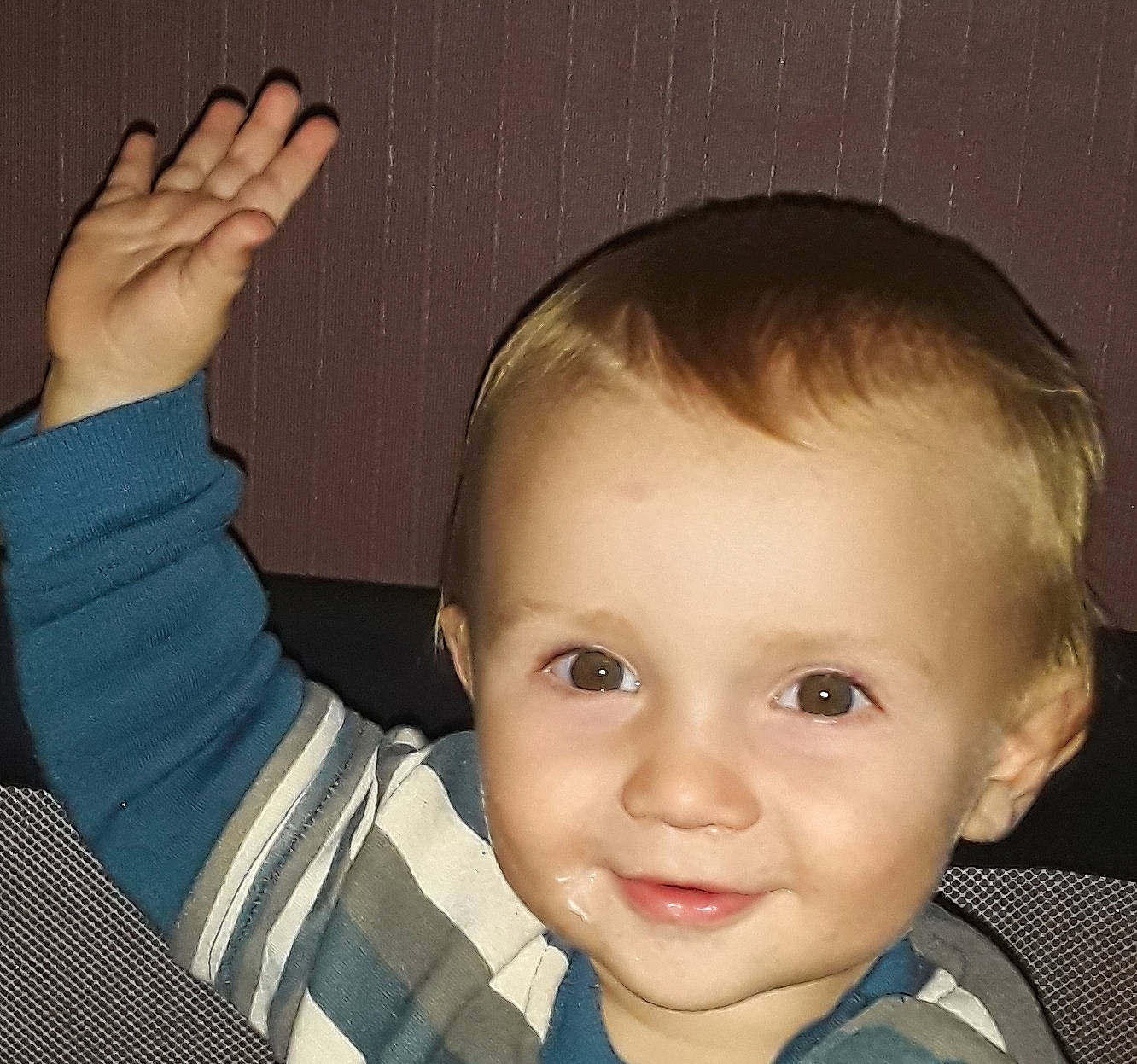 Adriano participe au concours pour gagner de l'argent avec cette photo : arm, cheek, child, chin, ear, eye, eyebrow, face, finger, forehead, gesture, hair, hairstyle, hand, head, joy, lip, nose, organ, person