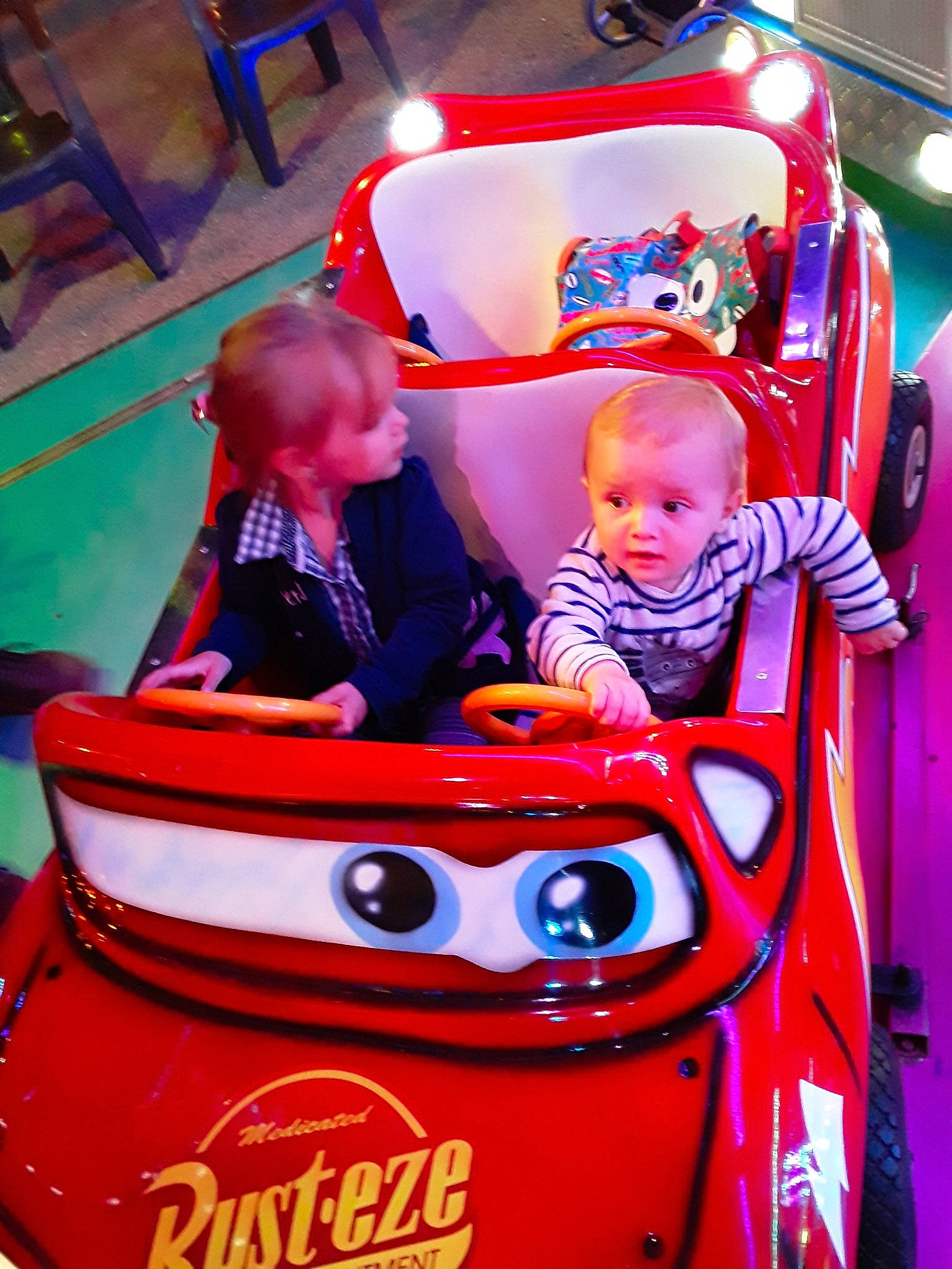 Adriano participe au concours pour gagner de l'argent avec cette photo : amusement_ride, car, child, fun, leisure, person, play, product, red, toddler, vacation, vehicle